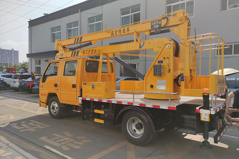 江铃13米双排蓝牌高空作业车