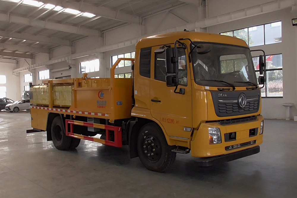 程力威牌CLW5122TFZD6型防撞缓冲车