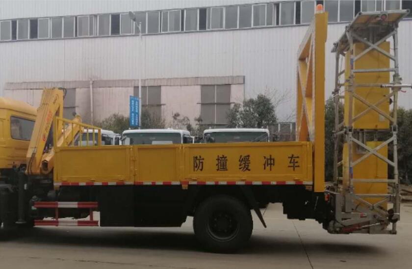 程力威牌CLW5120TFZE6型防撞缓冲车